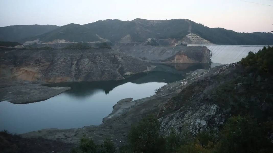 Hatay’da Su Krizi Kapıda: Karaçay Barajı Kuruma Noktasında! 1